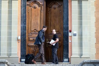 Le journaliste du Matin Dimanche accusé d'avoir dévoilé des extraits d'un rapport d'une commission parlementaire deux jours avant sa parution officielle a été acquitté jeudi. Ici avec son avocat devant le tribunal de Sion.